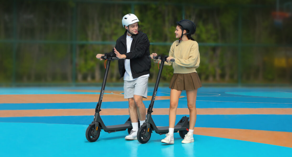 Xiaomi Electric Scooter 4 Lite 2nd Gen de perfil con ruedas de 10 pulgadas